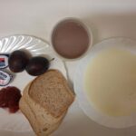 Śniadanie: Kasza manna na mleku 300 ml Chleb mieszany pszenno-żytni 100 g Masło porcjowane 10g (82% tł.) 2 szt Dżem 50 g Śliwka 120 g Kakao z mlekiem z/c 250 ml