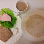 ŚNIADANIE: Płatki owsiane na mleku 300 ml Chleb mieszany pszenno-żytni 100 g Chleb Graham 30 g Masło porcjowane 10g (82% tł.) 2 szt Schab Ojca Grzegorza-wędlina wieprzowa wędzona,parzona,z dod.wody,białka wp 40 g Kawa zbożowa z mlekiem z/c 250 ml Sałata zielona 35 g