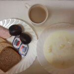 Śniadanie: Makaron na mleku 300 ml Chleb mieszany pszenno-żytni 100 g Chleb Graham 30 g (GLU PSZ,) Masło porcjowane 10g (82% tł.) 2 szt Szynkowa drobiowa-produkt drobiowy, grubo rozdrobniony, wędzony, parzony 40 g Kawa zbożowa z mlekiem z/c 250 ml Śliwka 120 g