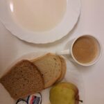 ŚNIADANIE: Ryż na mleku 300 ml Chleb mieszany pszenno-żytni 100 g Chleb Graham 30 g Masło porcjowane 10g (82% tł.) 2 szt Ser żółty 40 g jabłko 1 szt Kawa zbożowa z mlekiem z/c 250 ml