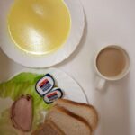 Śniadanie: Kasza kukurydziana na mleku 400 ml Chleb mieszany pszenno-żytni 100 g Masło porcjowane 10g (82% tł.) 2 szt Schab Ojca Grzegorza-wędlina wieprzowa 40 g Sałata lodowa 35 g Kawa zbożowa z mlekiem z/c 250 ml