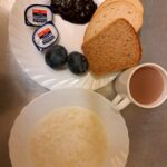 ŚNIADANIE: Zacierka na mleku 300 ml Chleb mieszany pszenno-żytni 100 g Chleb Graham 30 g Masło porcjowane 10g (82% tł.) 2 szt Powidła śliwkowe 50 g Śliwka 120 g Kakao z mlekiem z/c 250 ml