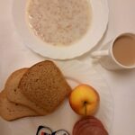 ŚNIADANIE: Płatki jęczmienne na mleku 300 ml Kawa zbożowa z mlekiem z/c 250 ml Chleb mieszany pszenno-żytni 100 g Chleb Graham 30 g Masło porcjowane 10g (82% tł.) 2 szt Szynka rodzinna-wędzonka wieprzowa,wędzona,parzona z wodą dodaną. 40 g Jabłko 150 G