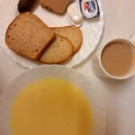 ŚNIADANIE Kasza kukurydziana na mleku 300 ml Kawa zbożowa z mlekiem z/c 250 ml Chleb mieszany pszenno-żytni 100 g Chleb Graham 30 g (GLU PSZ,) Masło porcjowane 10g (82% tł.) 2 szt Pasztet Ciechanowski-Pasztet drobiowy z dodatkiem surowców wieprzowych pieczony 80 g Ogórek konserwowy 100 g (GOR,)