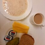Śniadanie: Płatki owsiane na mleku 300 ml Kawa zbożowa z mlekiem z/c 250 ml Chleb mieszany pszenno-żytni 100 g Chleb Graham 30 g Masło porcjowane 10g (82% tł.) 2 szt Ser żółty 40 g Gruszka 1szt. 150 g