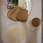 Śniadanie: Zacierka na mleku 300 ml Kawa zbożowa z mlekiem z/c 250 ml Chleb mieszany pszenno-żytni 100 g Chleb Graham 30 g Masło porcjowane 10g Pasta z twarogu 100 g Ogórek świeży 100 g