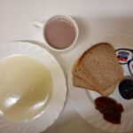 Śniadanie: Kasza manna na mleku 300 ml Kakao z mlekiem z/c 250 ml Chleb mieszany pszenno-żytni 100 g Chleb Graham 30 g Masło porcjowane 10g (82% tł.) 2 szt Dżem 50 g Śliwka 120 g