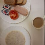 ŚNIADANIE: Płatki jęczmienne na mleku 300 ml Kawa zbożowa z mlekiem z/c 250 ml Chleb mieszany pszenno-żytni 100 g Chleb Graham 30 g Masło porcjowane 10g (82% tł.) 2 szt Szynkowa dębowa kieł.wp.gr.rozd.wędz.parzo.z dodat.wody w osł.niejad 40 g Ogórek świeży 100 g