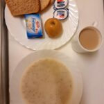 ŚNIADANIE : Płatki owsiane na mleku 300 ml Kawa zbożowa z mlekiem z/c 250 ml Chleb mieszany pszenno-żytni 100 g Chleb Graham 30 G Masło porcjowane 10g (82% tł.) 2 szt Serek fromage naturalny 80g -Górski przysmak 1 szt Jabłko 1 szt