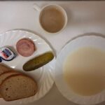 Śniadanie: Kasza manna na mleku 300 ml Kawa zbożowa z mlekiem z/c 250 ml Chleb mieszany pszenno-żytni 100 g Chleb Graham 30 g Masło porcjowane 10g (82% tł.) 2 szt Kiełbasa Żywiecka wieprzowa grubo rozdrobniona wędzona parzona z dodatkiem białka wieprzowego 40 g Ogórek kiszony 100 g