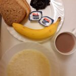 ŚNIADANIE: Zacierka na mleku 300 ml Kakao z mlekiem z/c 250 ml Chleb mieszany pszenno-żytni 120 g Chleb Graham 30 g Masło porcjowane 10g (82% tł.) 2 szt Powidła śliwkowe 50 g Banan 1szt.