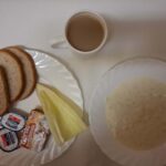 Śniadanie: Zacierka na mleku 300 ml Kawa zbożowa z mlekiem z/c 250 ml Chleb mieszany pszenno-żytni 100 g Chleb Graham 30 g Masło porcjowane 10g (82% tł.) 2 szt Serek fromage z warzywami 80g-Górski przysmak 1 szt Papryka świeża 100 g