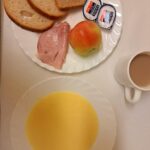 Śniadanie: Kasza kukurydziana na mleku 300 ml Kawa zbożowa z mlekiem z/c 250 ml Chleb mieszany pszenno-żytni 100 g Chleb Graham 30 g Masło porcjowane 10g (82% tł.) 2 szt Szynka Piastowska- wp., wędzona, parzona z dod. b.sojowego i wody 40 g Jabłko 1 szt