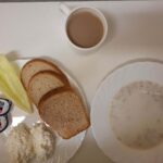 Śniadanie: Płatki owsiane na mleku 300 ml Chleb mieszany pszenno-żytni 100 g Chleb Graham 30 g Masło porcjowane 10g (82% tł.) 2 szt Twarożek z natką pietruszki 100 g Papryka świeża 100 g Kawa zbożowa z mlekiem z/c 250 ml