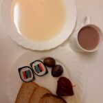 Śniadanie: Kasza manna na mleku 300 ml Chleb mieszany pszenno-żytni 100 g Chleb Graham 30 g Masło porcjowane 10g (82% tł.) 2 szt Dżem 50 g Śliwka 120 g Kakao z mlekiem z/c 250 ml