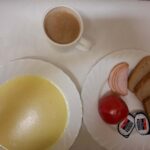 Śniadanie: Kasza kukurydziana na mleku 300 ml Kawa zbożowa z mlekiem z/c 250 ml Chleb mieszany pszenno-żytni 100 g Chleb Graham 30 g Masło porcjowane 10g (82% tł.) 2 szt Szynkowa dębowa drobiowa kiełbasa grubo rozdrobniona 40 g Pomidor 100 g