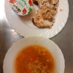 OBIAD: Kapuśniak z kapusty kiszonej 500 ml Zapiekanka z ryżu i jabłka () 300 g Jogurt truskawkowy 100 g 1 szt Kompot owocowy z jabłkami* z/c 250 ml