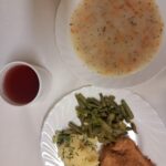 OBIAD: Grysikowa 500 ml Ziemniaki gotowane 200 g Kotlet drobiowy panierowany z udźca 120 g Fasolka szparagowa z wody* 200 g Kompot owocowy z jabłkami* z/c 250 ml