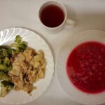 Obiad: Barszcz czerwony z ziemniakami 500 ml Łazanki z kapustą i mięs wp z łopatki 350 g Brokuł gotowany* 200 g Kompot owocowy z jabłkami* z/c 250 ml