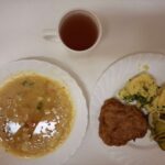 Obiad: Zupa z soczewicy i ziemniakami 500 ml Ziemniaki gotowane 250 g Kotlet mielony drobiowy 120 g Ogórek kiszony z cebulką z olejem 200 g Kompot owocowy z jabłkami* z/c 250 m