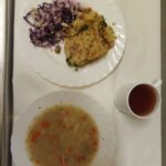 Obiad Barszcz biały z ziemniakami 500 ml, Risotto z mięsem wieprz i warzywami 350 g, Sos pomidorowy 100 ml, Surówka wykwintna z olejem b/c 200 g, Kompot owocowy z jabłkami* z/c 250 ml