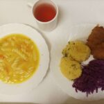 Obiad: Dyniowa z makaronem 500 ml, Ziemniaki gotowane 250 g Ryba smażona (Morszczuk) 120 g , Sałatka z kapusty czerwonej z olejem () 200 g Kompot owocowy z jabłkami* z/c 250 m