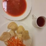 OBIAD: Barszcz czerwony z ziemniakami 500 ml Pierogi ukraińskie * 350 g Surówka z marchwi i selera z olejem 200 g kompot owocowy z jabłkami* z/c 250 ml