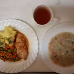 OBIAD: jarzynowa z zacierką dieta 500 ml Z Ziemniaki gotowane 250 g Filet z kurczaka pieczony 100 g Sos pomidorowy 100 ml M Marchew z groszkiem* 200 g Kompot owocowy z jabłkami* z/c 250 ml