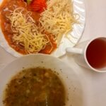 Obiad: Kasza manna na mleku 300 ml Kawa zbożowa z mlekiem z/c 250 ml Chleb mieszany pszenno-żytni 100 g Chleb Graham 30 g Masło porcjowane 10g (82% tł.) 2 szt Kiełbasa Żywiecka wieprzowa grubo rozdrobniona wędzona parzona z dodatkiem białka wieprzowego 40 g