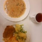 OBIAD: Krupnik jęczmienny 500 ml Ziemniaki gotowane 250 g Ryba smażona 120 g Surówka z kapusty kiszonej z olejem 200 g Kompot owocowy z jabłkami* z/c 250 m