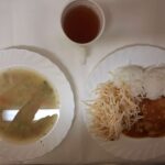 Obiad: Brokułowa z ziemniakami 500 ml Ryż na sypko 200 g Bitka z szynki wieprzowej duszona 100 g Sos meksykański 100 g Surówka z selera i jabłka z olejem 200 g Kompot owocowy z jabłkami* z/c 250 ml