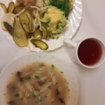 OBIAD Pieczarkowa z makaronem 500 ml Ziemniaki gotowane 200 g Pulpet drobiowy 100 g Sos pietruszkowy 100 ml Ogórek kiszony z cebulką z olejem 200 g Kompot owocowy z jabłkami* z/c 250 ml