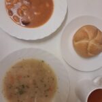 OBIAD; Barszcz biały z ziemniakami 500 ml Bułka pszenno-żytnia 50g 1 szt Fasolka po bretońsku 350 g Jabłko 150 g Kompot owocowy z jabłkami* z/c 250 ml