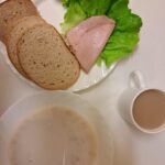 ŚNIADANIE: Płatki owsiane na mleku 300 m Chleb mieszany pszenno-żytni 100 g Chleb Graham 30 g Masło porcjowane 10g 2 szt Schab Ojca Grzegorza-wędlina wieprzowa wędzona,parzona,z dod.wody,białka wp 40 g Kawa zbożowa z mlekiem z/c 250 ml Sałata zielona 35 g