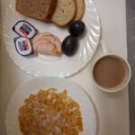 Śniadanie: Makaron na mleku 300 ml Chleb mieszany pszenno-żytni 100 g Chleb Graham 30 g Masło porcjowane 10g (82% tł.) 2 szt Szynkowa drobiowa-produkt drobiowy, grubo rozdrobniony, wędzony, parzony 40 g Kawa zbożowa z mlekiem z/c 250 ml Śliwka 120 g