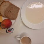 ŚNIADANIE: Ryż na mleku 300 ml Chleb mieszany pszenno-żytni 100 g Chleb Graham 30 g Masło porcjowane 10g (82% tł.) 2 szt Ser żółty 40 g Jabłko 1 szt Kawa zbożowa z mlekiem z/c 250 ml