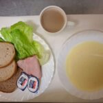 Śniadanie: Kasza kukurydziana na mleku 400 ml Chleb mieszany pszenno-żytni 100 g Chleb Graham 30 g Masło porcjowane 10g (82% tł.) 2 szt Schab Ojca Grzegorza-wędlina wieprzowa 40 g Sałata lodowa 35 g Kawa zbożowa z mlekiem z/c 250 ml