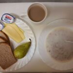 Śniadanie: Płatki owsiane na mleku 300 ml Kawa zbożowa z mlekiem z/c 250 ml Chleb mieszany pszenno-żytni 100 g Chleb Graham 30 g Masło porcjowane 10g (82% tł.) 2 szt Ser żółty 40 g Gruszka 1szt. 150 g