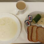 Śniadanie Zacierka na mleku 300 ml , Kawa zbożowa z mlekiem z/c 250 ml, Chleb mieszany pszenno-żytni 100 g , Chleb Graham 30 g, Masło porcjowane 10g (82% tł.) 2 szt , Pasta z twarogu z natką pietruszki 100 g, Ogórek świeży 100 g