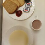 Śniadanie: Kasza manna na mleku 300 ml, Kakao z mlekiem z/c 250 ml , Chleb mieszany pszenno-żytni 100 g, Chleb Graham 30 g, Masło porcjowane 10g (82% tł.) 2 szt, Dżem 50 g Śliwka 120 g