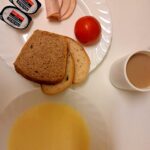 ŚNIADANIE: Kasza kukurydziana na mleku 300 ml Kawa zbożowa z mlekiem z/c 250 ml Chleb mieszany pszenno-żytni 100 g Chleb Graham 30 g Masło porcjowane 10g (82% tł.) 2 szt Szynkowa dębowa drobiowa kiełbasa grubo rozdrobniona 40 g Pomidor 100 g