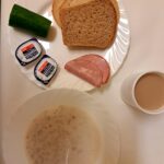 ŚNIADANIE Płatki jęczmienne na mleku 300 ml Kawa zbożowa z mlekiem z/c 250 ml Chleb mieszany pszenno-żytni 100 g Chleb Graham 30 g Masło porcjowane 10g (82% tł.) 2 szt Szynkowa dębowa 40 g Ogórek świeży 100 g