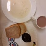 ŚNIADANIE: Zacierka na mleku 300 ml Kakao z mlekiem z/c 250 ml Chleb mieszany pszenno-żytni 120 g Chleb Graham 30 g Masło porcjowane 10g (82% tł.) 2 szt Powidła śliwkowe 50 g Banan 1szt.