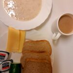 ŚNIADANIE: Płatki pszenne na mleku 300 ml Kawa zbożowa z mlekiem z/c 250 ml Chleb mieszany pszenno-żytni 100 g Chleb Graham 30 g Masło porcjowane 10g 2 szt Ser żółty 40 g Ogórek świeży 100 g