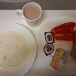 Śniadanie: Zacierka na mleku 300 ml Kawa zbożowa z mlekiem z/c 250 ml Chleb mieszany pszenno-żytni 100 g Chleb Graham 30 g Masło porcjowane 10g (82% tł.) 2 szt Serek fromage z warzywami 80g-Górski przysmak 1 szt Papryka świeża 100 g