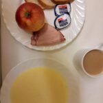 ŚNIADANIE Kasza kukurydziana na mleku 300 ml Kawa zbożowa z mlekiem z/c 250 ml Chleb mieszany pszenno-żytni 100 g Chleb Graham 30 g Masło porcjowane 10g (82% tł.) 2 szt Szynka pieczona w ogniu wieprzowa z dod.wodą, wędzona, pieczona, parzona 40 g Jabłko 1 szt