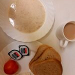 ŚNIADANIE: Płatki owsiane na mleku 300 ml Chleb mieszany pszenno-żytni 100 g Chleb Graham 30 g Masło porcjowane 10g (82% tł.) 2 szt Twarożek z natką pietruszki 100 g Papryka świeża 100 g Kawa zbożowa z mlekiem z/c 250 ml