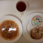 Obiad: Kapuśniak z kapusty kiszonej 500 ml Zapiekanka z ryżu i jabłka 300g Jogurt truskawkowy 100 g 1 szt Kompot owocowy z jabłkami* z/c 250 ml