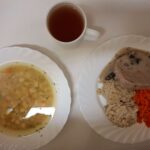 Obiad: Grochowa z ziemniakami 500 ml Kasza jęczmienna/sypko 200 g Pieczeń rzymska wieprzowa 100 g Sos pieczarkowy 100 ml Marchew gotowana z olejem 150 g Kompot owocowy z jabłkami* z/c 250 m