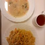 OBIAD: Pieczarkowa z ziemniakami 500 ml Makaron 200 g Klopsik wieprzowy 100 g Sos pietruszkowy 100 ml Surówka z kapusty pekińskiej z olejem 200 g Kompot owocowy z jabłkami* z/c 250 ml